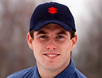 En man som bär en hatt och en blå tröja. (AI text)