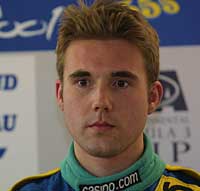 En ung man i en racingskjorta (AI text)