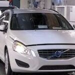 En bil sätts ihop i en fabrik. (AI text)