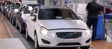 En bil sätts ihop i en fabrik. (AI text)