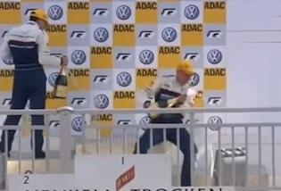 en racer och en mekaniker på pallen (AI text)