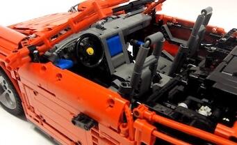 En LEGO-bil med rött inre. (AI text)