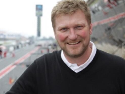 En man leker brett åt en racerbana. (AI text)