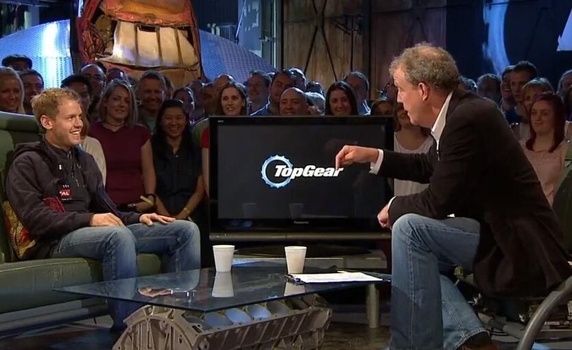 En man och kvinna pratar i en televisionsshow. (AI text)