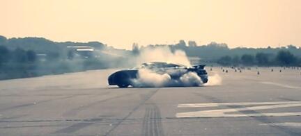 En bil glider på en bana. (AI text)