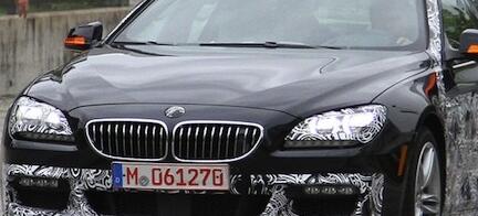 BMW X5 xDrive ses köra på vägen. (AI text)