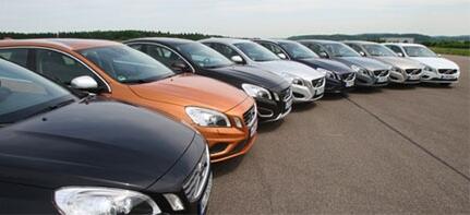 En rad bilar parkerade i en parkeringsplats. (AI text)