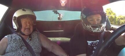 En kvinna och en man i en bil. (AI text)