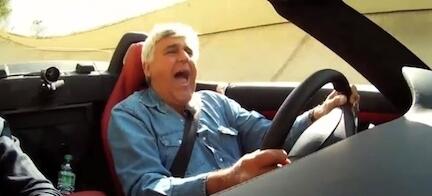 En man kör en sportbil. (AI text)