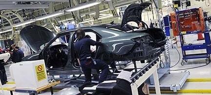 En bil sätts ihop i en fabrik. (AI text)