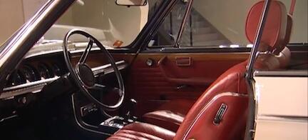 En klassisk bil i en garage (AI text)