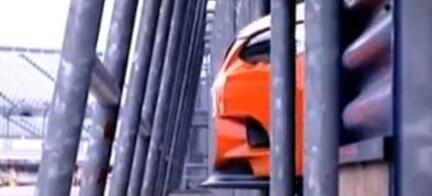 En bil står parkerad i ett garage. (AI text)