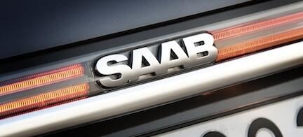 Saab-logotypen syns på bakre bildelens framkant. (AI text)