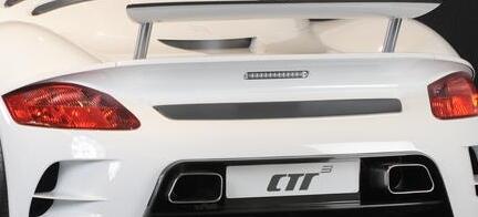 En vit sportbil med en svart bakre bult. (AI text)