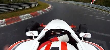 En racingbil kör nedför banan. (AI text)