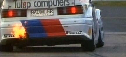 En racerbil med flammer utgående från dess bakre del. (AI text)