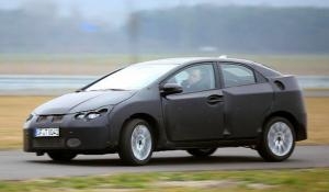 Honda Civic skåpbil kör på en racerbana. (AI text)