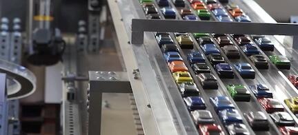 En bil byggs i en fabrik. (AI text)