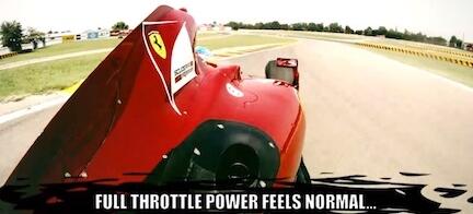 En röd Ferrari-sprintbilsracingbil kör längs banan. (AI text)