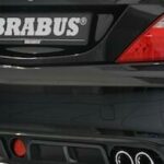 En svart Mercedes-Benz C-klass med en Brabus-utluft. (AI text)