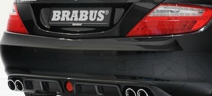 En svart Mercedes-Benz C-klass med en Brabus-utluft. (AI text)