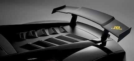 En svart sportbil med en gul huva. (AI text)