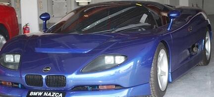 BMW Z8 står parkerad i garaget. (AI text)