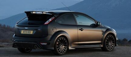 En Ford Focus ST parkerad vid en bergssida. (AI text)