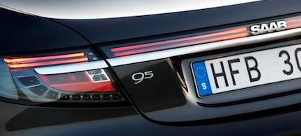 En svart bil med en röd baklysa. (AI text)