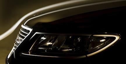 En Mercedes-Benz C-klass parkerad i en garageplats. (AI text)