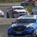 en grupp racerbilar på en bana (AI text)