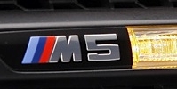 BMW M5-badgen på en svart bil (AI text)
