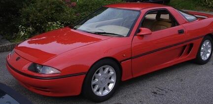 En röd sportbil parkerad i en parkeringsplats (AI text)