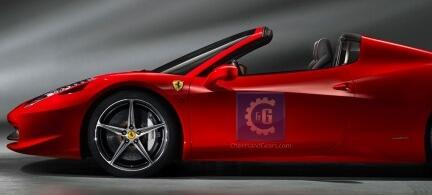 En röd Ferrari-sportsbil i en mörk rum. (AI text)