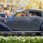 En klassisk bil visas upp på St. Johns bilutställning. (AI text)