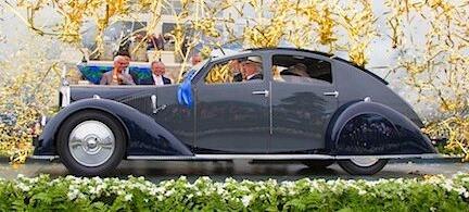 En klassisk bil visas upp på St. Johns bilutställning. (AI text)