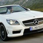 En Mercedes SLK-klass cabriolet kör på en bergsväg. (AI text)