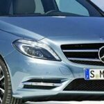 En Mercedes B-klass parkerad på en strand. (AI text)