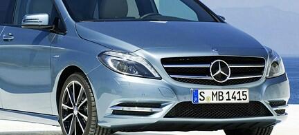 En Mercedes B-klass parkerad på en strand. (AI text)