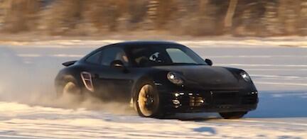 En Porsche 911 GTS kör på snö. (AI text)