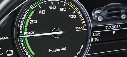 En bil med en instrumentbräda som visar hastighetsmätaren och andra indikatorer. (AI text)