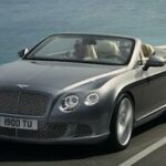 Bentley Continental CT - V kör längs vägen. (AI text)