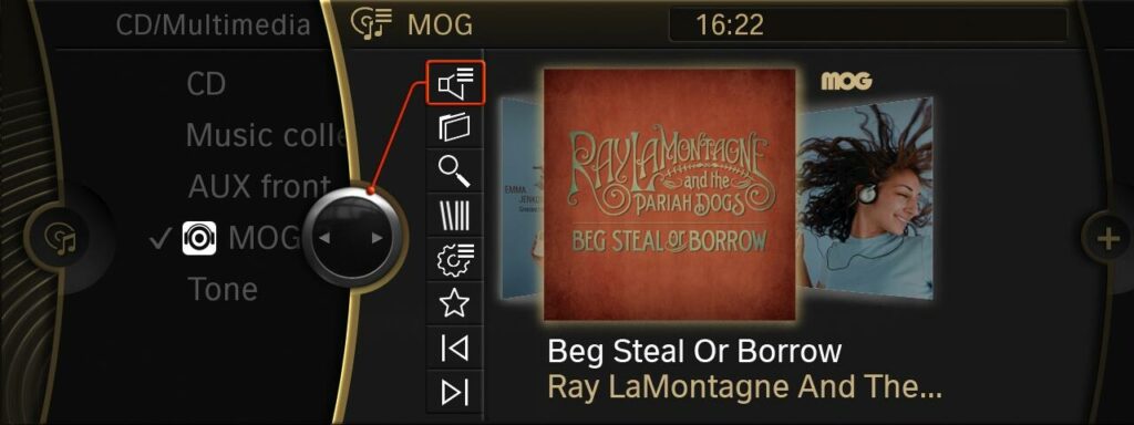 En bilradio med en CD-spelare och en radio. (AI text)