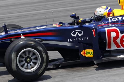 Red Bull-racingbil kör på banan. (AI text)