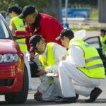 En grupp personer undersöker en bil. (AI text)