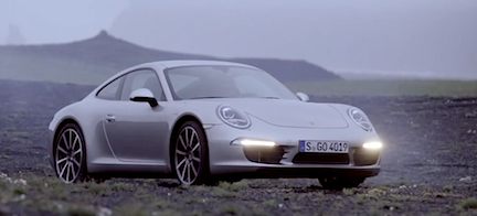 En Porsche 911 GTS kör på en backe. (AI text)