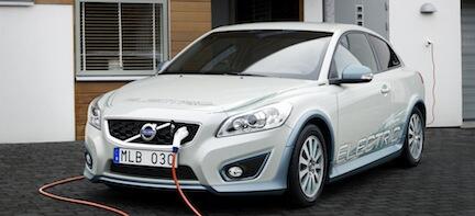 En Volvo V40 ansluten till en elbilsladdare. (AI text)