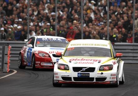 En racebil kör nerför banan. (AI text)