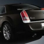 En svart bil i en mörk rum. (AI text)