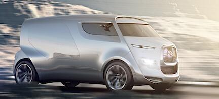 En framtida bil kör nedför en väg. (AI text)